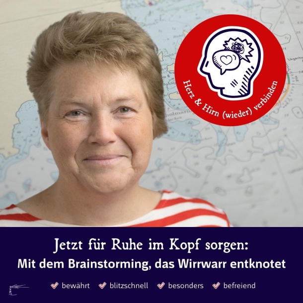 Mit dem Knotenlöser zu Klarheit im Kopf: Susanne Krüger vor einer Seekarte. Eine kreisförmige Grafik zeigt ein Gehirn und ein Herz, was Brainstorming symbolisiert. Der Text lautet „Knoten im Kopf lösen“. Darunter sind Symbole, die Vorteile wie Geschwindigkeit und Effektivität hervorheben.