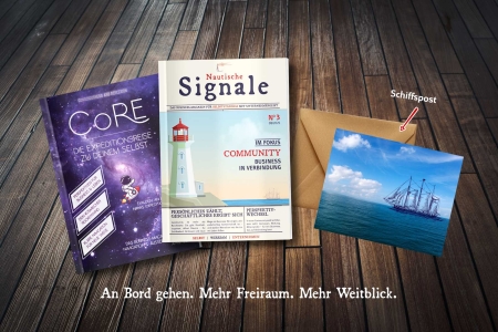 Auf Holzplanken liegen das Magazin „CoRE" und "Nautische Signale" sowie ein Umschlag mit Postkarte eines Segelschiffs als Symbol für den Newsletter Schiffspost.