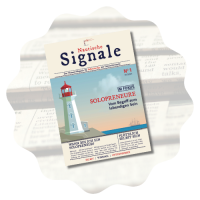 Eine Zeitschrift mit dem Titel „Nautische Signale“ mit der Abbildung eines Leuchtturms auf dem Cover, der auf Zeitungen liegt.