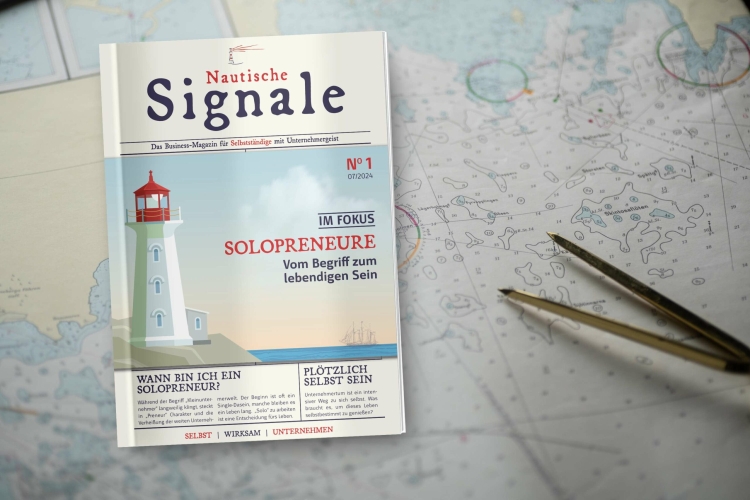 Eine Zeitschrift mit dem Titel „Nautische Signale“ mit einem Leuchtturm und einer Seekarte auf dem Cover, platziert auf einer Seekarte mit Trennblättern und einer Lupe in der Nähe.