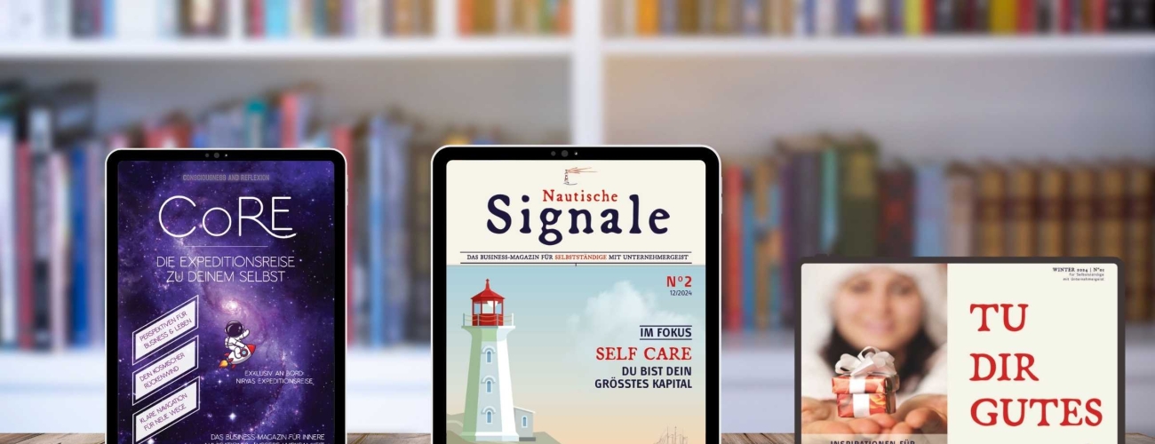 Im Hintergrund eine Regalwand mit Büchern wie in einer Buchhandlung. Auf dem Tisch davor die drei Magazinarten von Travel your Life als Cover auf einem Tablet: Links CoRE, mittig Nautische Signale, rechts Tu dir Gutes.