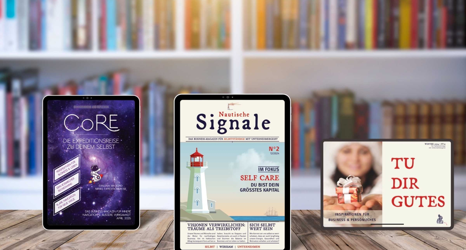 Im Hintergrund eine Regalwand mit Büchern wie in einer Buchhandlung. Auf dem Tisch davor die drei Magazinarten von Travel your Life als Cover auf einem Tablet: Links CoRE, mittig Nautische Signale, rechts Tu dir Gutes.