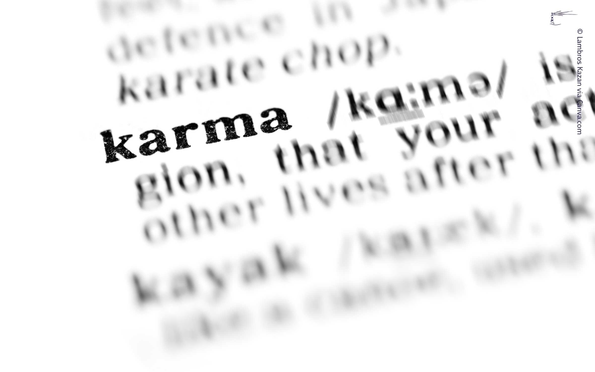 Nahaufnahme einer aufgeschlagenen Wörterbuchseite, die sich auf das hervorgehobene Wort „Karma“ konzentriert. Das Wort ist fett gedruckt und zeigt die Lautschrift „/ˈkɑːrmə/“. Ein Teil der Definition ist sichtbar. Der schwarze Text hebt sich deutlich vom unscharfen Hintergrund ab. Dieses Bild symbolisiert die tiefe Bedeutung von Karma und seine Einflussnahme auf die Gesellschaft.