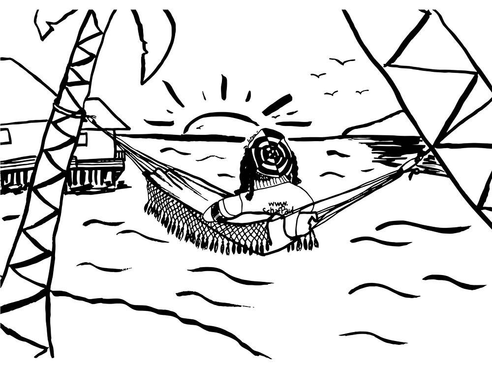 Schaf Paul genie&szlig;t das Leben am Meer in seiner H&auml;ngematte