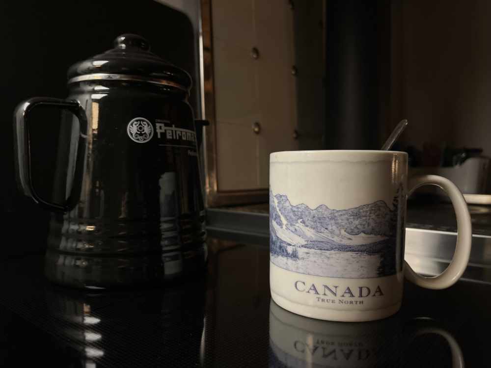 Petromax-Kanne und eine Tasse von Starbucks mit der Aufschrift Canada