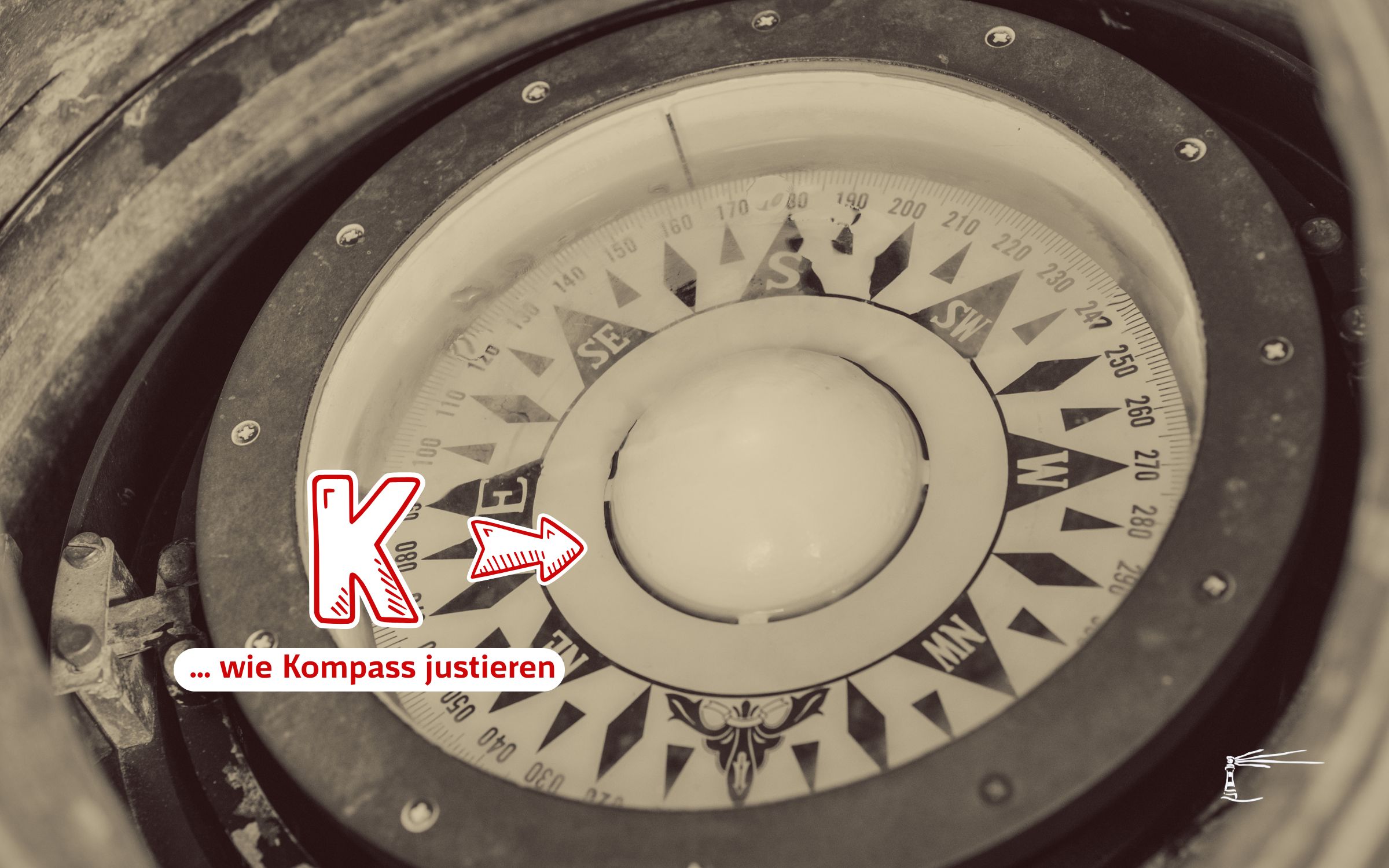 Sicher! Hier ist eine überarbeitete Version des Alt-Texts, die auf Barrierefreiheit, Prägnanz und hilfreiche Beschreibung achtet: Alt-Text: Nahaufnahme eines silbernen Metallkompasses mit klar sichtbaren Himmelsrichtungen. Ein großer roter Buchstabe „K“ und ein roter Pfeil heben den Kompass hervor. Daneben steht auf Deutsch: „... wie Kompass justieren“, was erklärt, dass das Bild zeigt, wie man einen Kompass richtig einstellt. --- Kurze Erklärung zum Aufbau: - Objekte/Kontext: Beschreibt deutlich den Metallkompass, Markierungen und das Ziel (Justierung). - Farben: Hebt die roten Markierungen hervor. - Aktionen/Bezug: Erwähnt das betonte Element (Pfeil u. Text) sowie die Aussageabsicht. - Leichte Sprache/vermeidet Fachbegriffe, damit es für alle nutzbar ist.