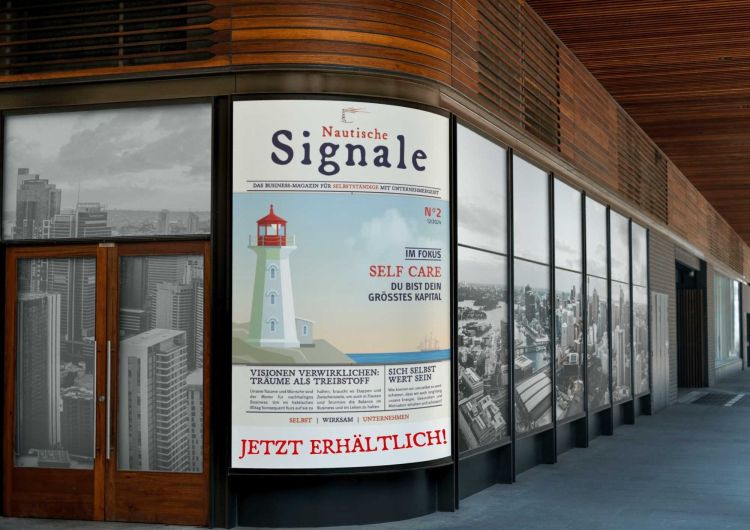 Ein gro&szlig;es Plakat des Magazins &bdquo;Nautische Signale No.2&ldquo; h&auml;ngt an einer Geb&auml;udewand. Das Titelbild zeigt eine bunte Illustration eines rot-wei&szlig; gestreiften Leuchtturms vor blauem Hintergrund. Auf dem Plakat steht in deutscher Sprache, dass das Magazin Tipps zur Selbstf&uuml;rsorge bietet, und jetzt erh&auml;ltlich ist. 