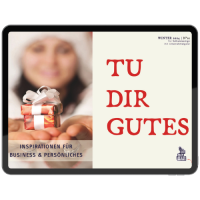 Eine Zeitschrift mit dem Titel &bdquo;Nautische Signale&ldquo; mit der Abbildung eines Leuchtturms auf dem Cover, der auf Zeitungen liegt.