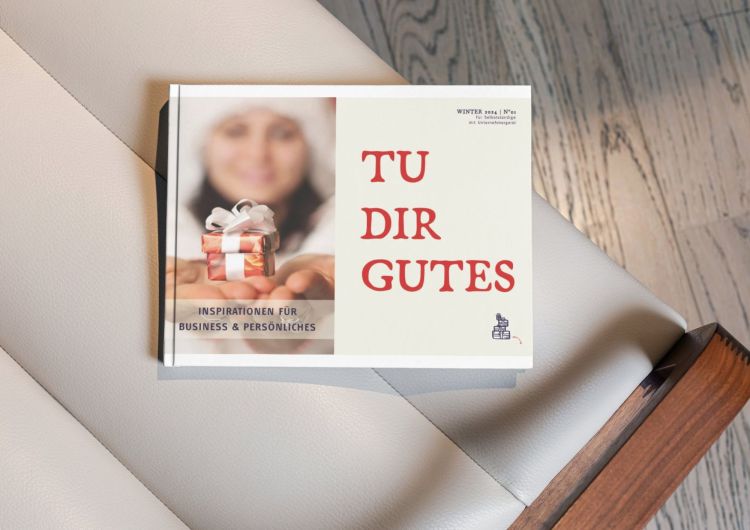 Eine Zeitschrift mit dem Titel „Nautische Signale“ mit einem Leuchtturm und einer Seekarte auf dem Cover, platziert auf einer Seekarte mit Trennblättern und einer Lupe in der Nähe.