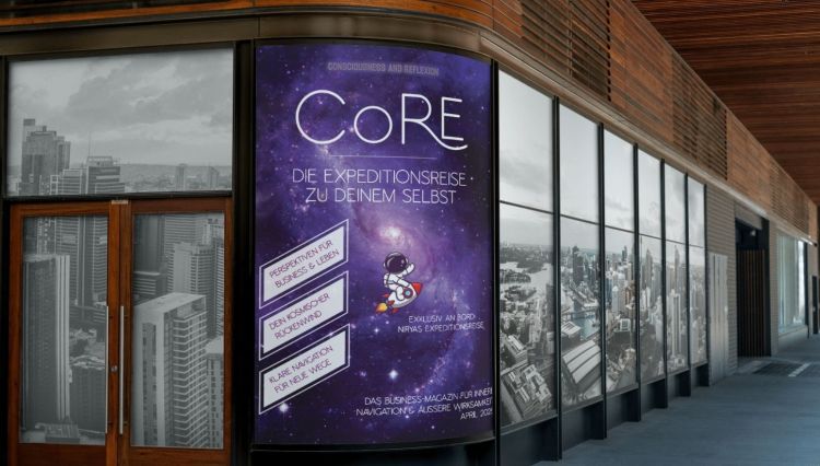 Ein großes Poster an einer Gebäudewand zeigt das Magazin CoRE und eine Cartoon-Astronautenfigur. Darunter steht als Text über Entdeckung und Selbstfindung. Auf den angrenzenden Tafeln rechts sind Bilder einer Stadtlandschaft zu sehen.
