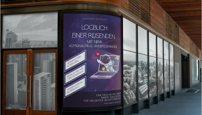 Gro&szlig;es Plakat an Geb&auml;ude zeigt den Titel des E-Books &bdquo;Logbuch einer Reisenden &ndash; mit Nirya, Astronautin und Andersdenkene