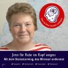Mit dem Knotenl&ouml;ser zu Klarheit im Kopf: Susanne Kr&uuml;ger vor einer Seekarte. Eine kreisf&ouml;rmige Grafik zeigt ein Gehirn und ein Herz, was Brainstorming symbolisiert. Der Text lautet &bdquo;Knoten im Kopf l&ouml;sen&ldquo;. Darunter sind Symbole, die Vorteile wie Geschwindigkeit und Effektivit&auml;t hervorheben.