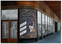 Hausecke mit Plakatwand, auf dem das Titelbild des Magazins CoRE | Smart & Quick | Raus aus der Selbstsabotage zu sehen ist