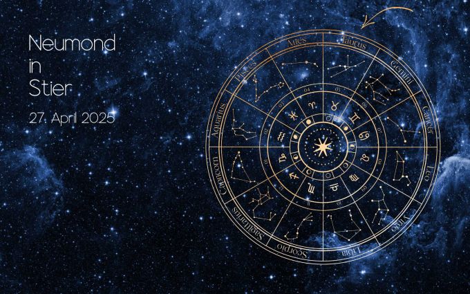 Neumond im Stier: Ein runder Tierkreis auf dunkelblauem, sternenklarem Hintergrund. Links steht in neuerer Schrift: &bdquo;Neumond in Stier, 27. April 2025&ldquo;. Ein Pfeil zeigt deutlich auf das Stier-Symbol im Tierkreis.