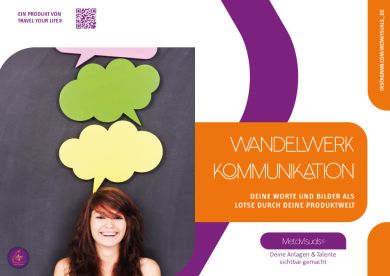 Eine Frau mit langen braunen Haaren steht l&auml;chelnd vor einer Tafel. &Uuml;ber ihrem Kopf befinden sich gr&uuml;ne und gelbe Sprechblasen. Rechts von ihr steh der Text &bdquo;Wandelwerk Kommunikation&ldquo; mit weiteren Informationen auf Deutsch. Das Bild betont die Kommunikation im Gesch&auml;ftskontext.