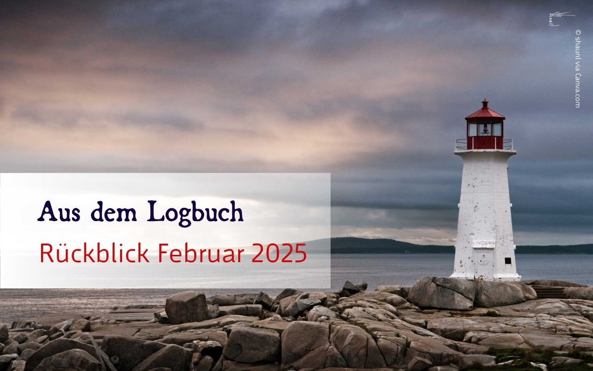 Der Leuchtturm Peggy&acute;s Cove auf Nova Scotia, Kanada, steht auf einer felsigen K&uuml;ste unter einem wolkigen Himmel. Auf dem Bild steht der Text: &bdquo;R&uuml;ckblick auf den Februar 2025&ldquo;. Der Leuchtturm hebt sich deutlich von den grauen Felsen und dem tr&uuml;ben Himmel ab, was die Szenerie dramatisch und stimmungsvoll wirken l&auml;sst. Die Wolken sind dicht und bedecken einen Gro&szlig;teil des Himmels, wodurch sie eine Atmosph&auml;re der Ruhe und Einsamkeit schaffen. Dieses Bild illustriert einen R&uuml;ckblick auf vergangene Ereignisse im Februar 2025, indem es eine ruhige und reflektierende Stimmung vermittelt.