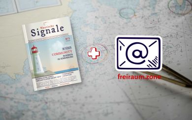 Das Business-Magazin Nautische Signale liegt auf einer Seekarte. Daneben sind ein rotes Plus, ein E-Mail-Symbol f&uuml;r den Newsletter freiraum.zone.