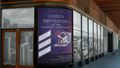 Gro&szlig;es Plakat an Geb&auml;ude zeigt den Titel des E-Books &bdquo;Logbuch einer Reisenden &ndash; mit Nirya, Astronautin und Andersdenkene