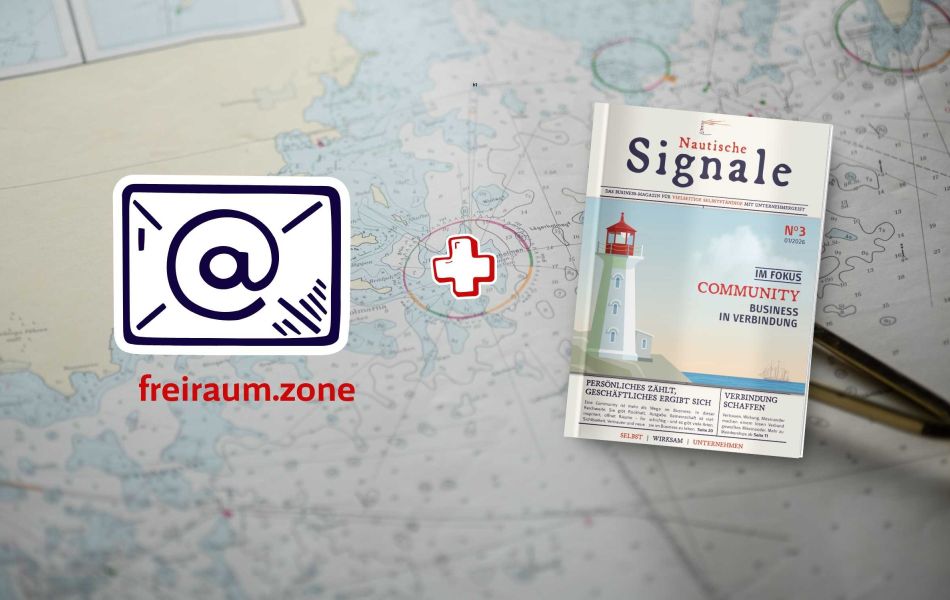 Das Business-Magazin Nautische Signale liegt auf einer Seekarte. Daneben sind ein rotes Plus, ein E-Mail-Symbol f&uuml;r den Newsletter freiraum.zone.
