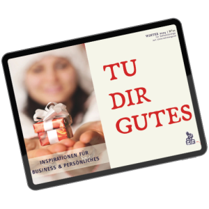 Eine Zeitschrift mit dem Titel &bdquo;Nautische Signale&ldquo; mit der Abbildung eines Leuchtturms auf dem Cover, der auf Zeitungen liegt.