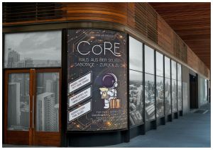 Hausecke mit Plakatwand, auf dem das Titelbild des Magazins CoRE | Smart & Quick | Raus aus der Selbstsabotage zu sehen ist