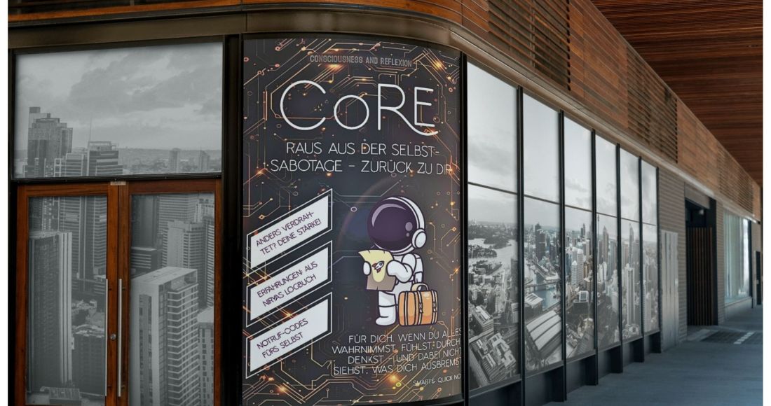 Hausecke mit Plakatwand, auf dem das Titelbild des Magazins CoRE | Smart & Quick | Raus aus der Selbstsabotage zu sehen ist