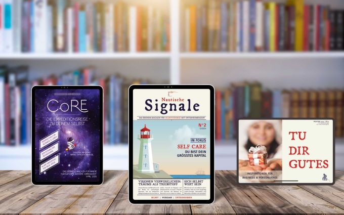 Im Hintergrund eine Regalwand mit B&uuml;chern wie in einer Buchhandlung. Auf dem Tisch davor die drei Magazinarten von Travel your Life als Cover auf einem Tablet: Links CoRE, mittig Nautische Signale, rechts Tu dir Gutes.