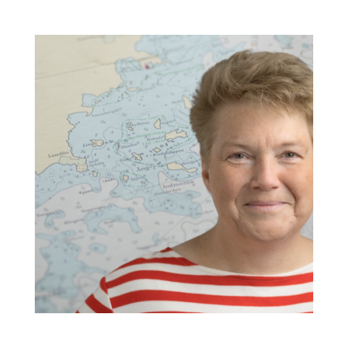 Portr&auml;t von Susanne Kr&uuml;ger vor einer Seekarte