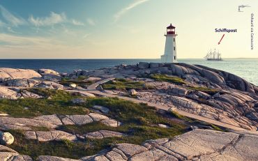 Ein Leuchtturm auf einer felsigen Insel mit einem Icon eines historisches Segelschiffs im Hintergrund und der Beschriftung &bdquo;Schiffspost"