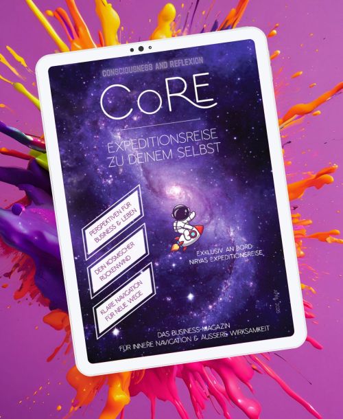 Expeditionsreise zum Selbst: Magazin-Titelbild von CoRE auf einem Tablet. Auf dem Cover ist eine illustrierte Astronautin zu sehen, die auf ihrer Rakete im Raum schwebt, umgeben von Sternen und Planeten. Der Hintergrund besteht aus tiefem Blauviolett mit leuchtenden Sternen. Im Hintergrund ein bunter Farbspritzer auf Pink, der dem ganzen Dynamik gibt.