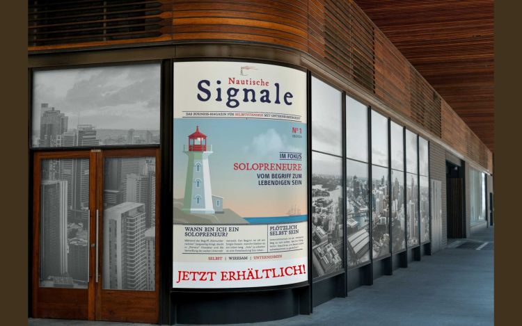 Eine Zeitschrift mit dem Titel &bdquo;Nautische Signale&ldquo; mit einem Leuchtturm und einer Seekarte auf dem Cover, platziert auf einer Seekarte mit Trennbl&auml;ttern und einer Lupe in der N&auml;he.