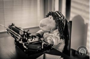 Schaf Paul an einer antiken Schreibmaschine wie Hemingway