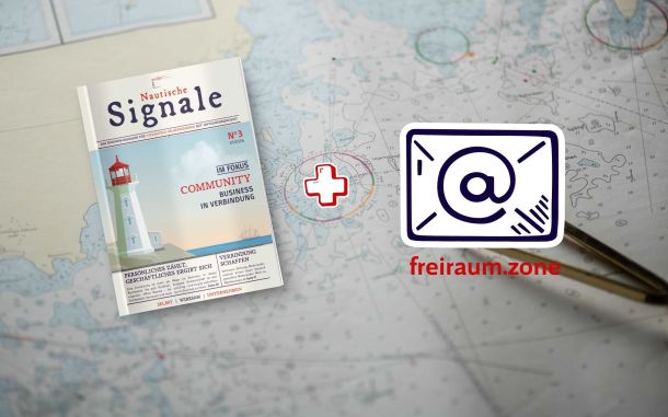 Das Business-Magazin Nautische Signale liegt auf einer Seekarte. Daneben sind ein rotes Plus, ein E-Mail-Symbol für den Newsletter freiraum.zone.