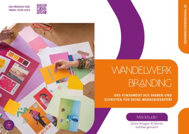 Verschiedene bunte Papiermuster und Designmaterialien auf einem Tisch. Der Text lautet: &bdquo;WANDELWERK BRANDING &ndash; Die Grundlage aus Farben und Schriftarten f&uuml;r deine Markenidentit&auml;t.&ldquo; Die Szene hat eine k&uuml;nstlerische Note, die das kreative Markenkonzept unterstreicht.